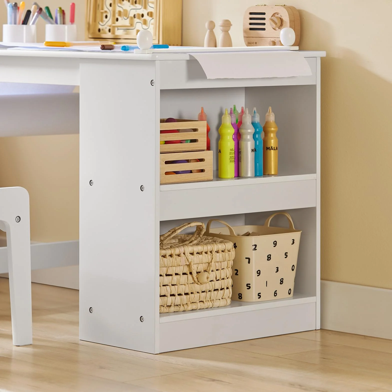 SoBuy Table Enfant avec Chaise Ensemble 2 Pièces Table et Chaise pour Enfant Bureau avec 2 Étagères Porte-Papier et Rangements Stylos Blanc 80x54x65,5 KMB60-W