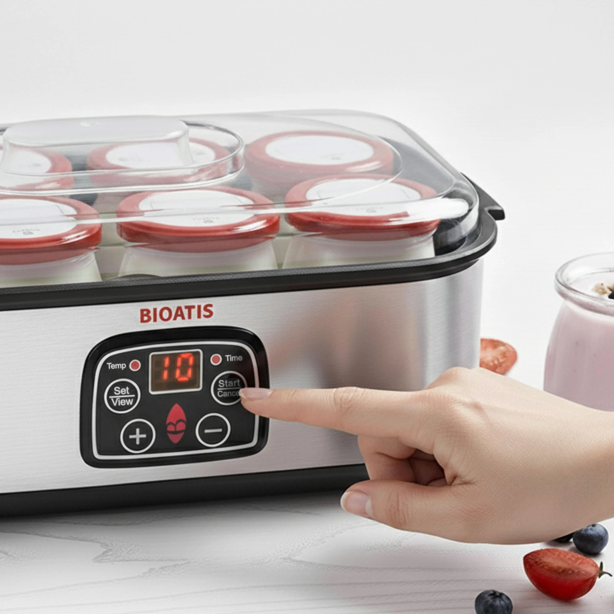 Yaourtière Inox Améliorée Compacte. 84 Recettes et Notice française. Couvercle hermétique avec Etiquette et Marqueur Inclus. 8 pots x 180ml en Verre sans BPA. Ecran LCD. Minuterie et Arrêt Automatique