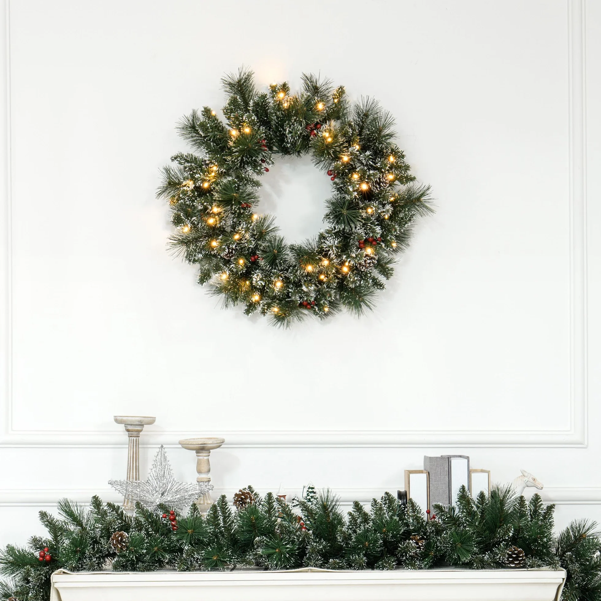 HOMCOM Couronne de Noël Porte Artificielle 60 CM décoration de Noël Lumineuse avec Pommes de pin et grappes de Baies, lumières LED et minuterie, pour Porte, fenêtre ou cheminée, Vert