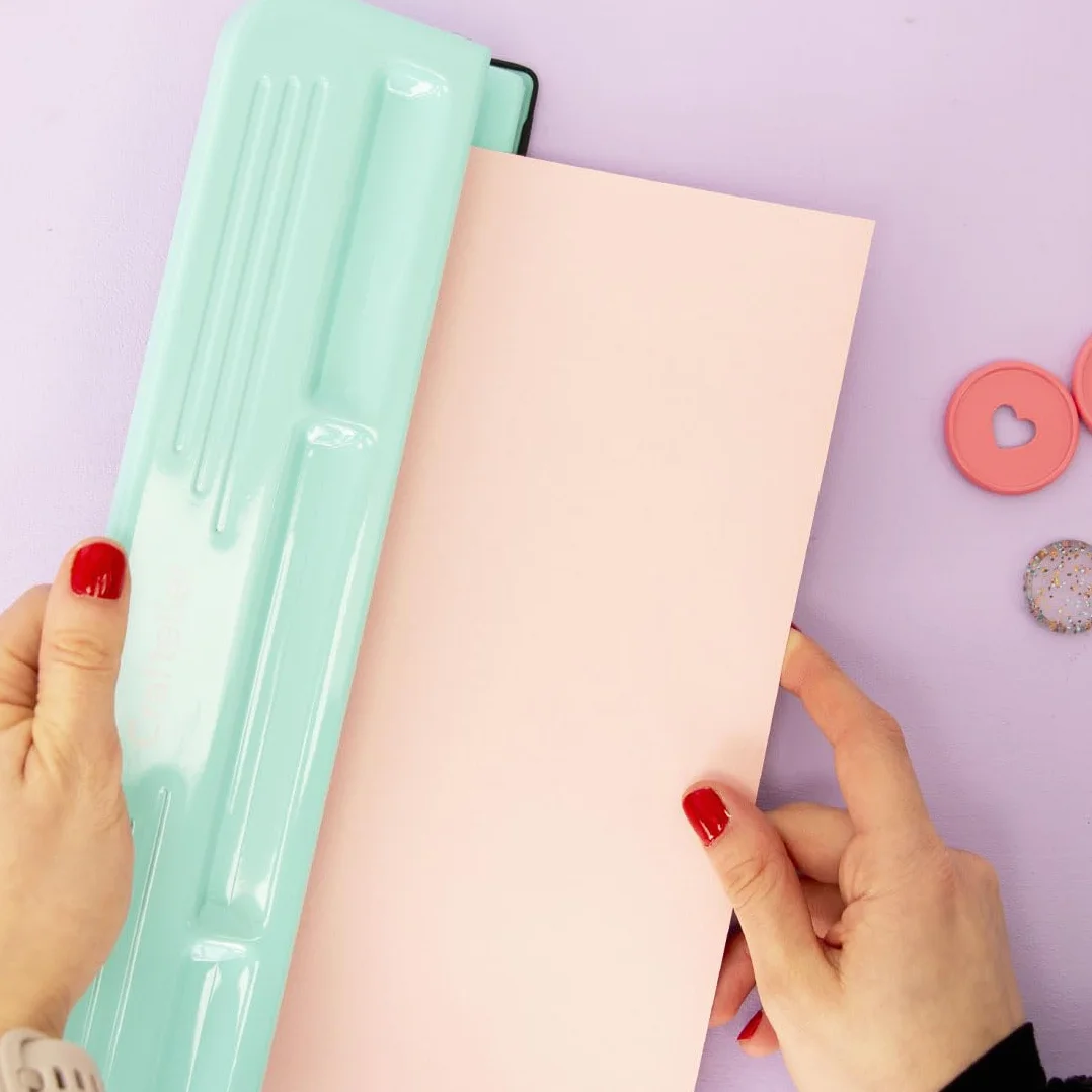 Craftelier - Perforatrice 11 orifices pour Planners, Agendas ou Carnets de Disques pour Scrapbooking et Loisir Créatif | Perfore jusqu'à 3 Feuilles de 90 g/m2 | Dim.Approx. 32 x 9 x 5 cm