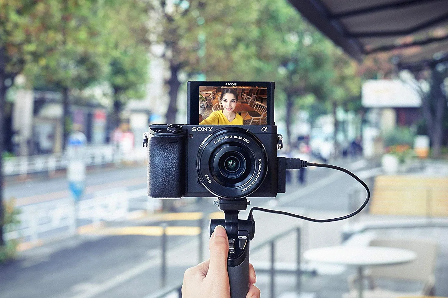 Sony a6400 body czarny (ILCE6400B), aparat systemowy z mocowaniem E, Matryca CMOS APSC 24 megapikseli, wideo 4K, ekran dotykowy 180°, autofokus z 425 punktami detekcji fazy, wizjer OLED.