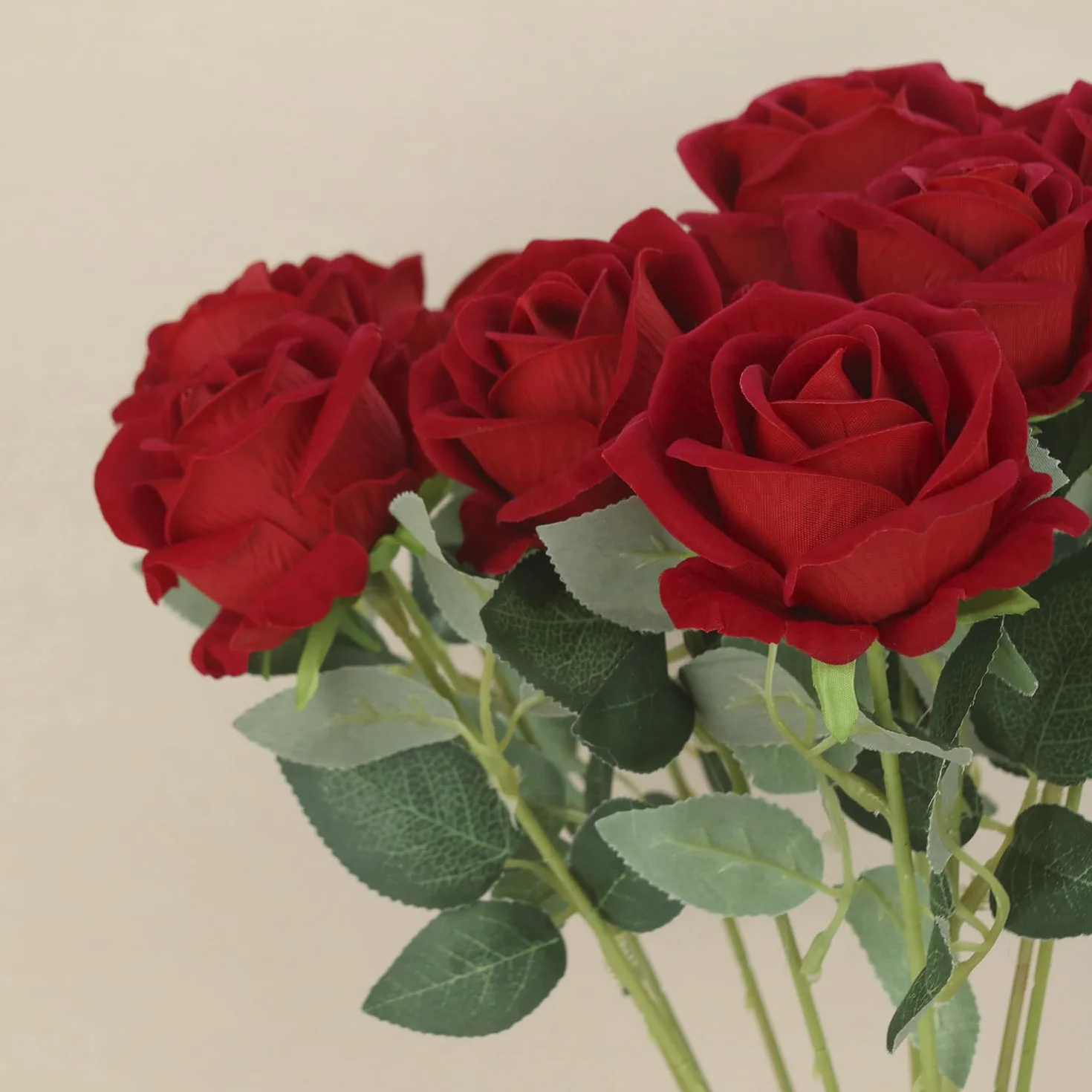 QWORK 12 pièces Roses artificielles Rouges avec Longues tiges en Plastique pour Mariage Décoration